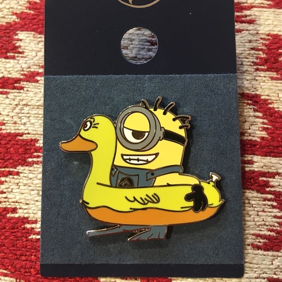 Minions Summertime Enamel Pin - Picture 1 of 3